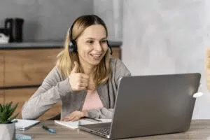 femme-avec-casque-travaillant-sur-ordinateur-portable-300×200